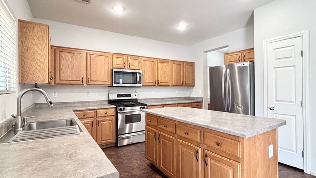 Building Photo - 2-story home with a Beautiful Sparkling Pool! Great floor plan!