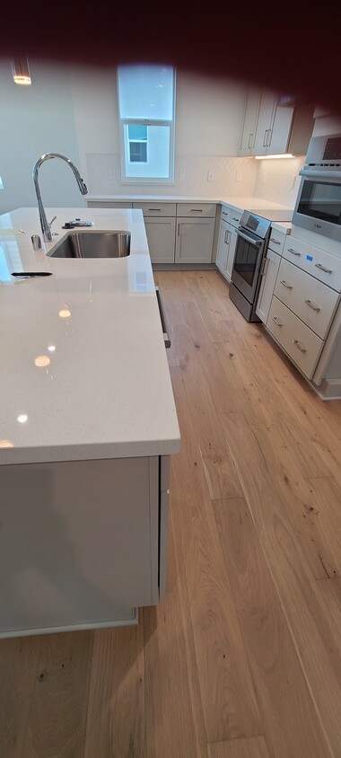 Gorgrous, long countertop - 5601 Linen Ct