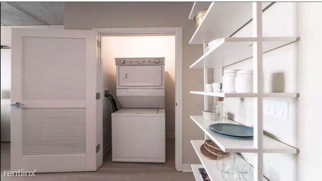 Building Photo - Studio, 1 bath Apartment - 111 W Illinois St