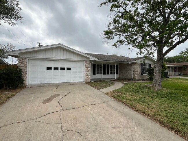 Building Photo - Remodeled 3 Bedroom 2 Bath in Central City