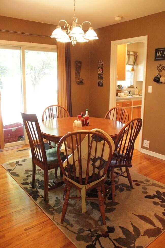 Foto del edificio - Light-Filled 3bd/2ba Rambler in Prime West Bloomington Location - Available April 1st.