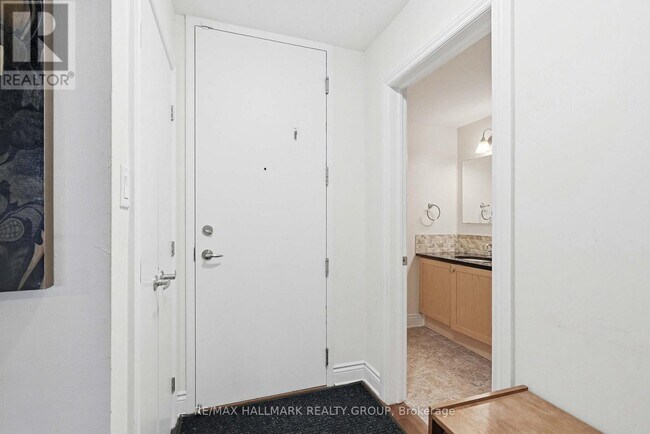 Photo du bâtiment - 323 Winona Ave