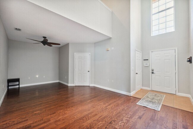 Foto del edificio - Beautiful, spacious 3-bedroom, 2.5-bath to...