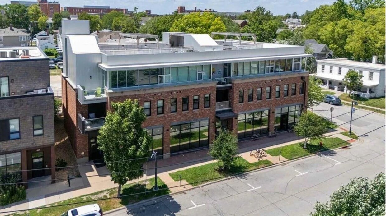 Primary Photo - 251 N Linn St