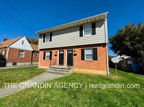 Building Photo - 3123 Roundhill Ave NW