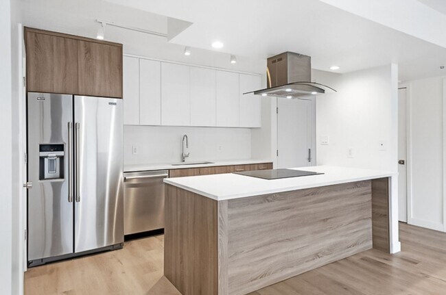 Foto del edificio - 2BR Condo w/ Covered Parking and Balcony Views at Broadway Towers