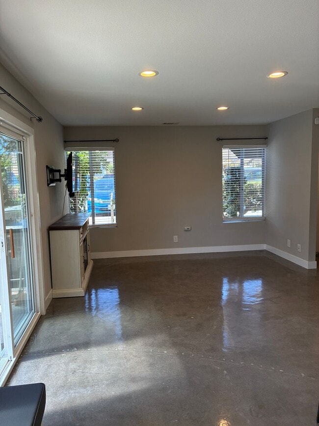Building Photo - 1640 Parakeet Ct