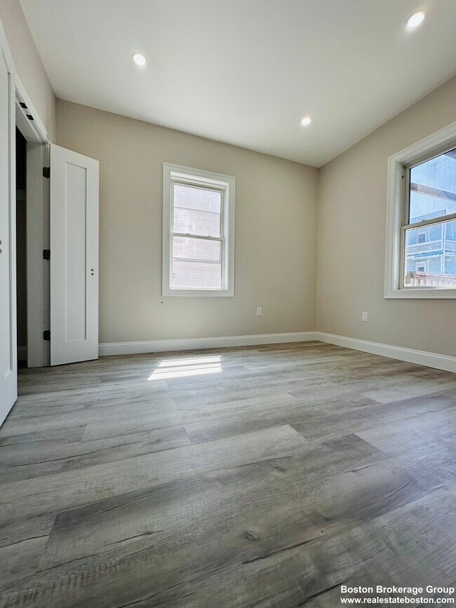 Building Photo - 8 Wave Ave