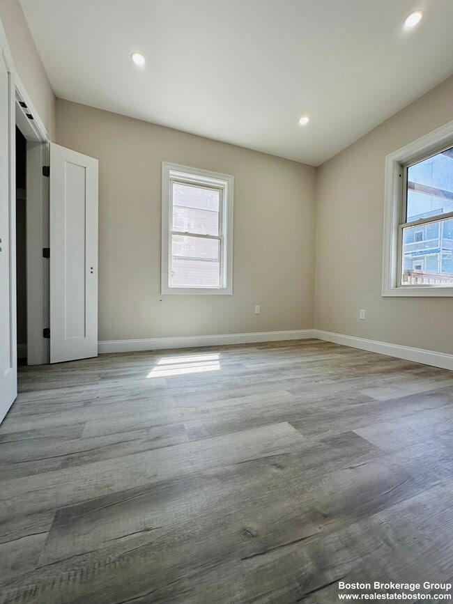 Building Photo - 8 Wave Ave