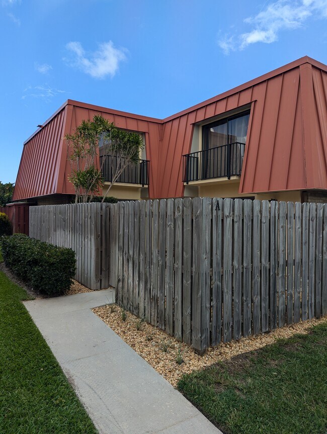 Foto del edificio - 3223 Gardens East Dr