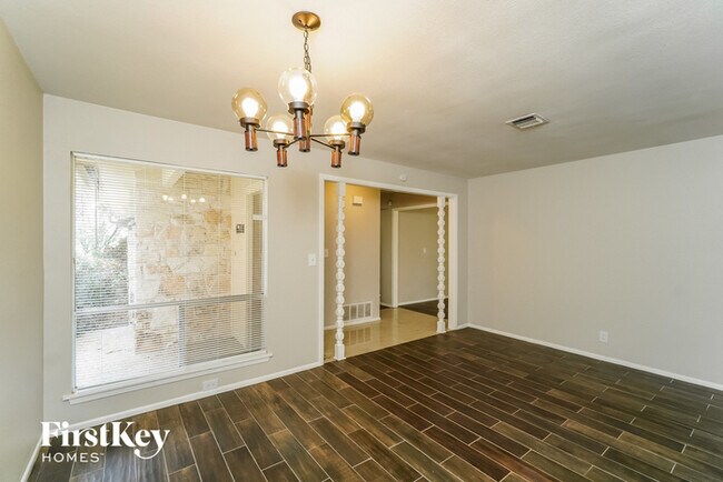 Foto del edificio - 6710 Oak Lake Dr