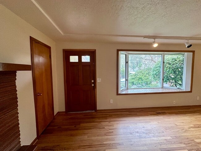 Building Photo - Rent Reduced!  Refurbished Palisades 4 bed...