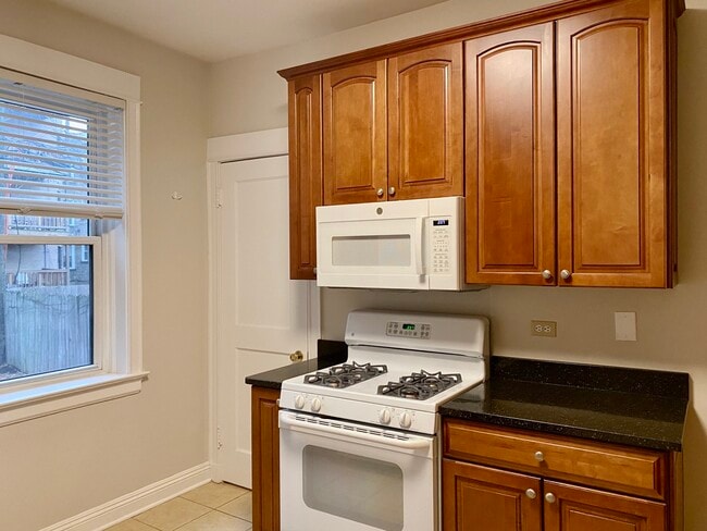 Building Photo - 909 W Gordon Terrace