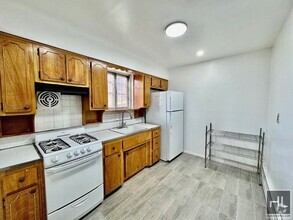 Building Photo - One bedroom in Astoria walking distance to...