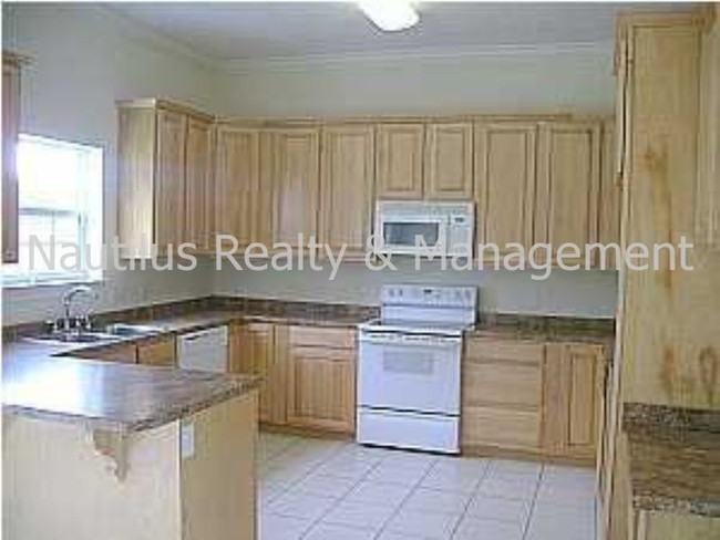 Building Photo - 2501 Pelican Bay Dr