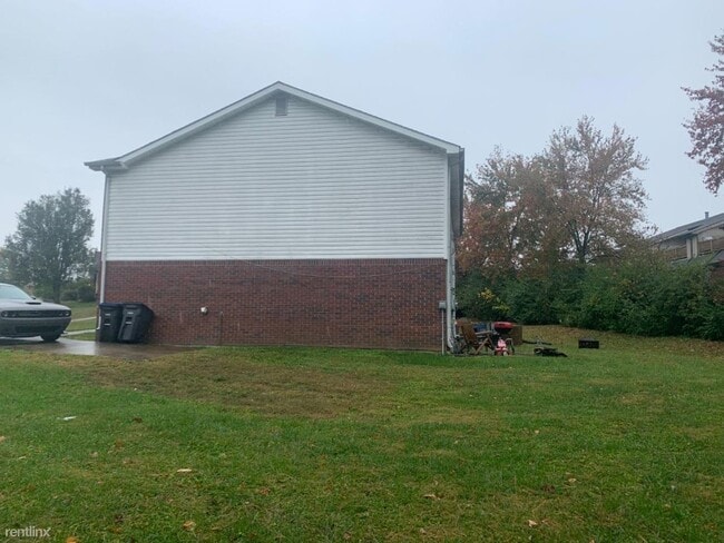 Building Photo - 2 br, 1.5 bath Duplex - 1028 Champion Dr