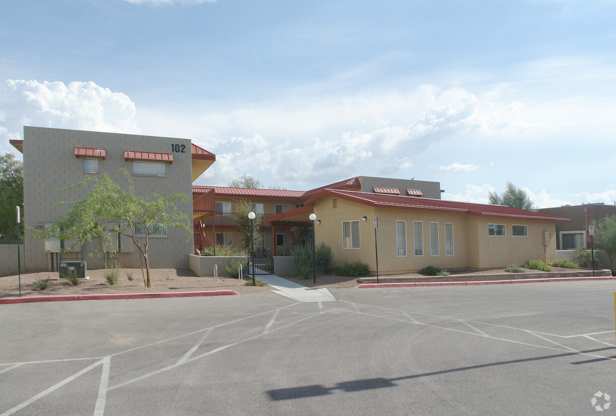 Primary Photo - 102 E Mohave Rd