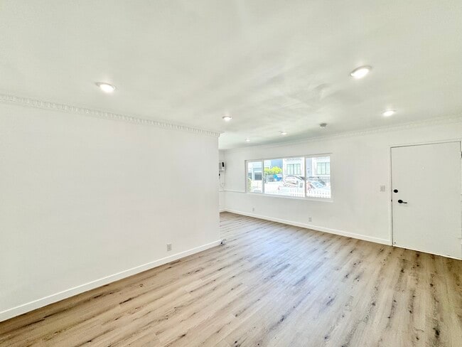 Building Photo - 1206 S Sherbourne Dr