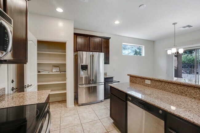 Foto del edificio - Beautiful 2-Story, 3 Bdrm/2.5 Bath/Den-Clo...