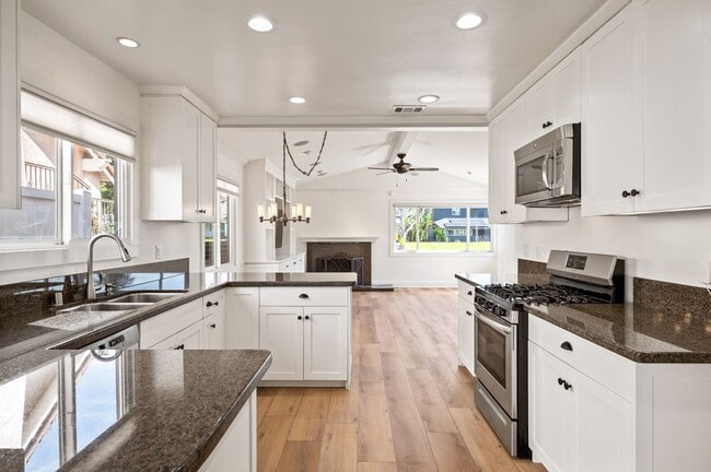 Building Photo - 413 N Paulina Ave