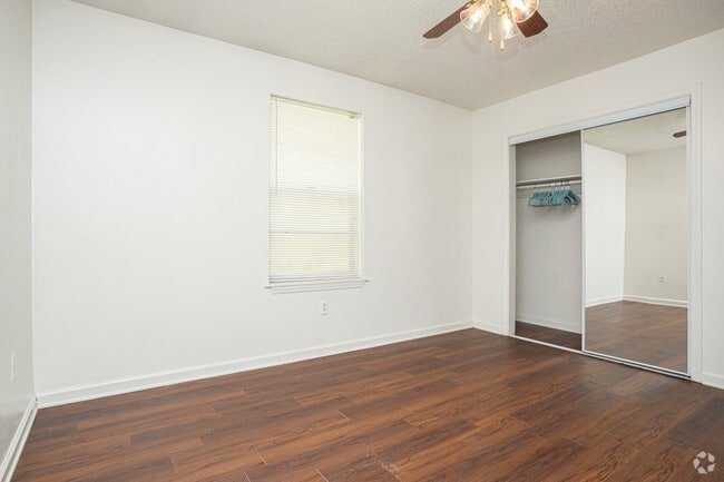 1 BR, 1 BA - 599 SF - Kenilworth Ridge... A True Hidden Gem!