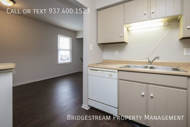 Foto del edificio - Upstairs 2 bedroom, 1.5 bath unit in Fairb...