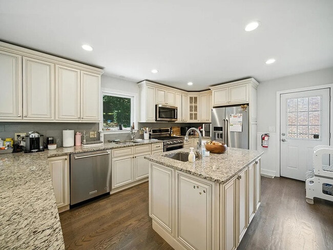 Foto del edificio - Beautifully renovated 4-bedroom, 4-bath re...