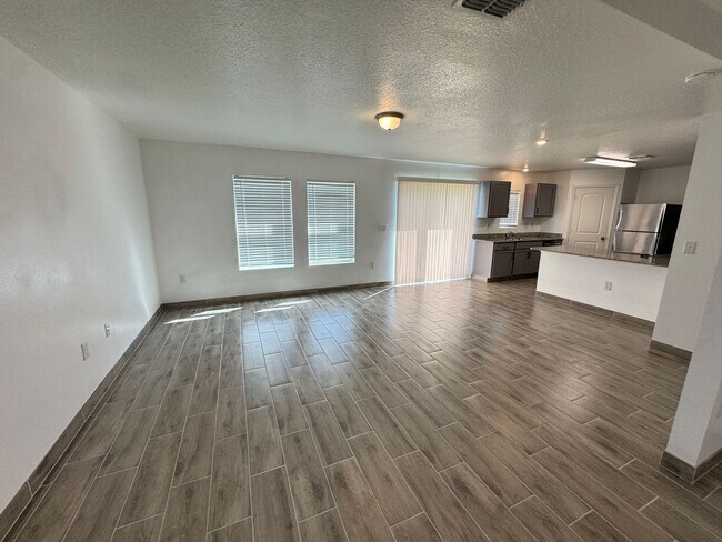 Building Photo - Stunning 4 Bedroom, 2 Bathroom Home in Poi...