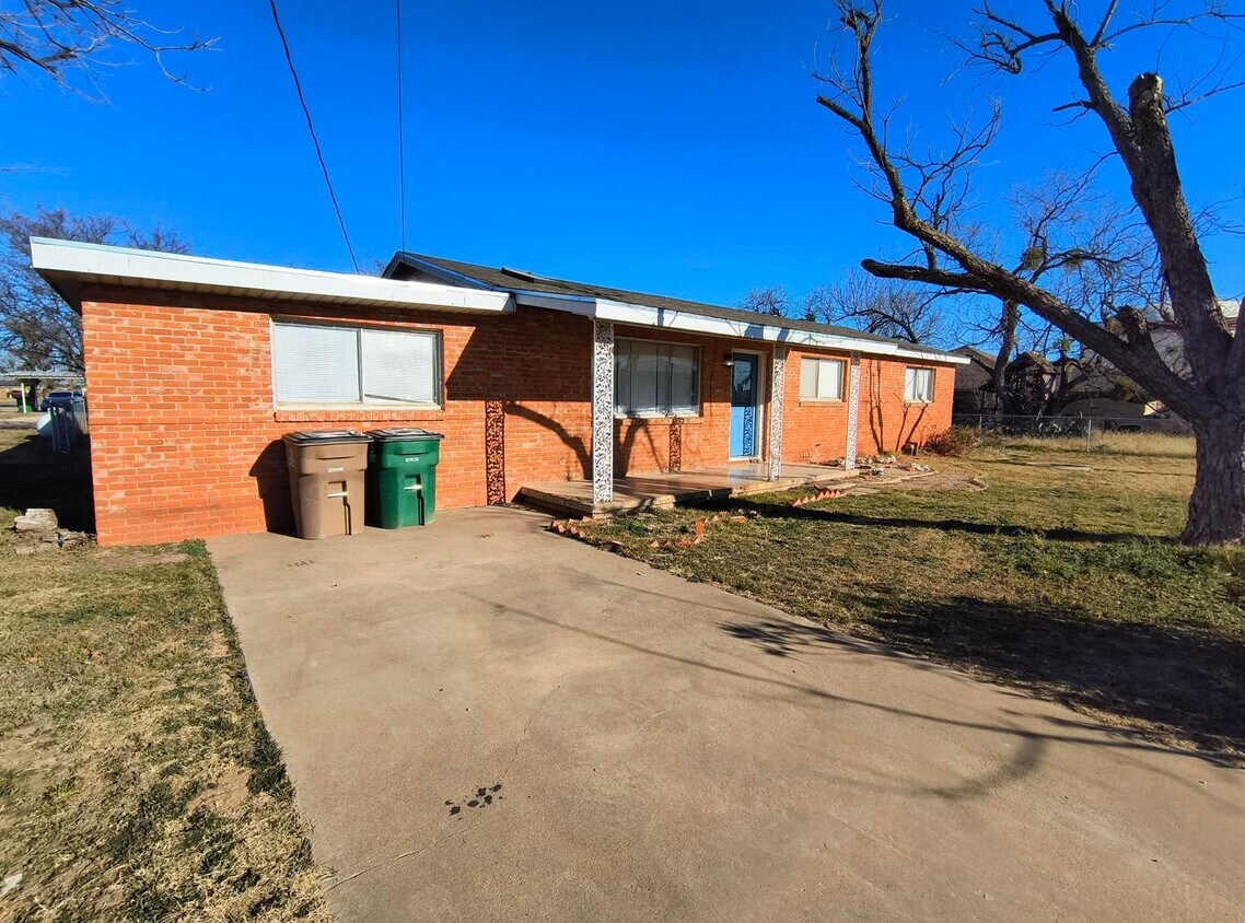 Foto principal - Charming 4 bedroom, 2 bath home AVAILABLE ...