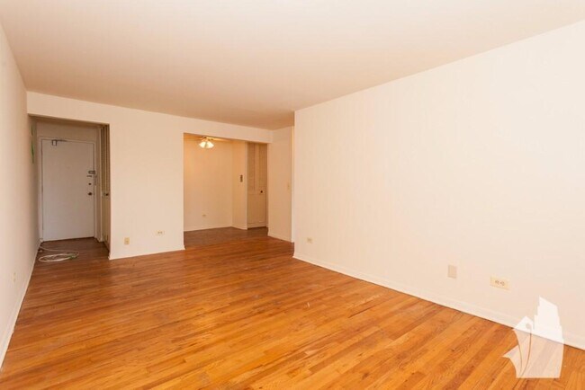 Foto del edificio - 541 W Briar Plz