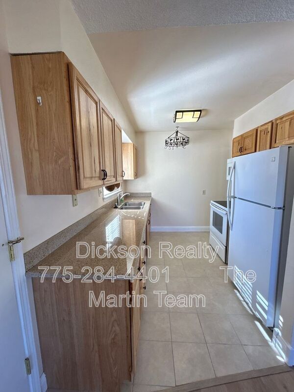 Building Photo - 915 Melrose Dr
