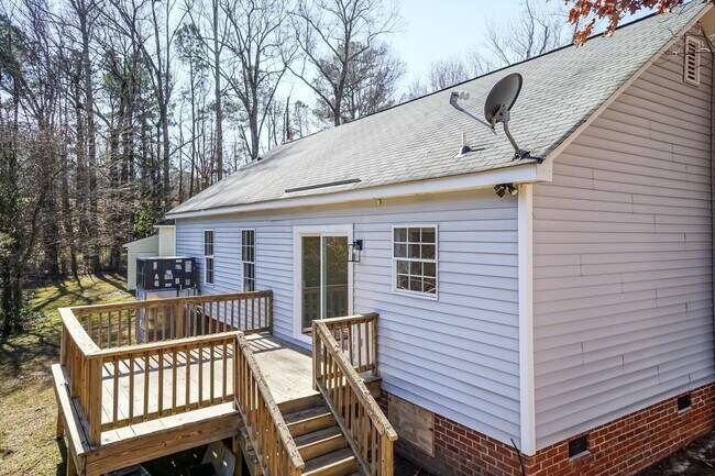 Building Photo - Three Bedroom Home!