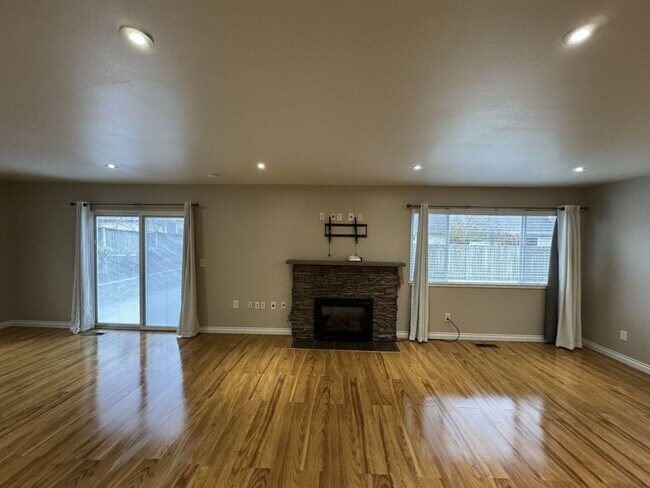 Foto del edificio - Listed For Rent