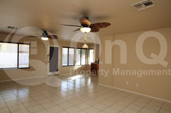 Foto del edificio - 4743 E Lavender Ln