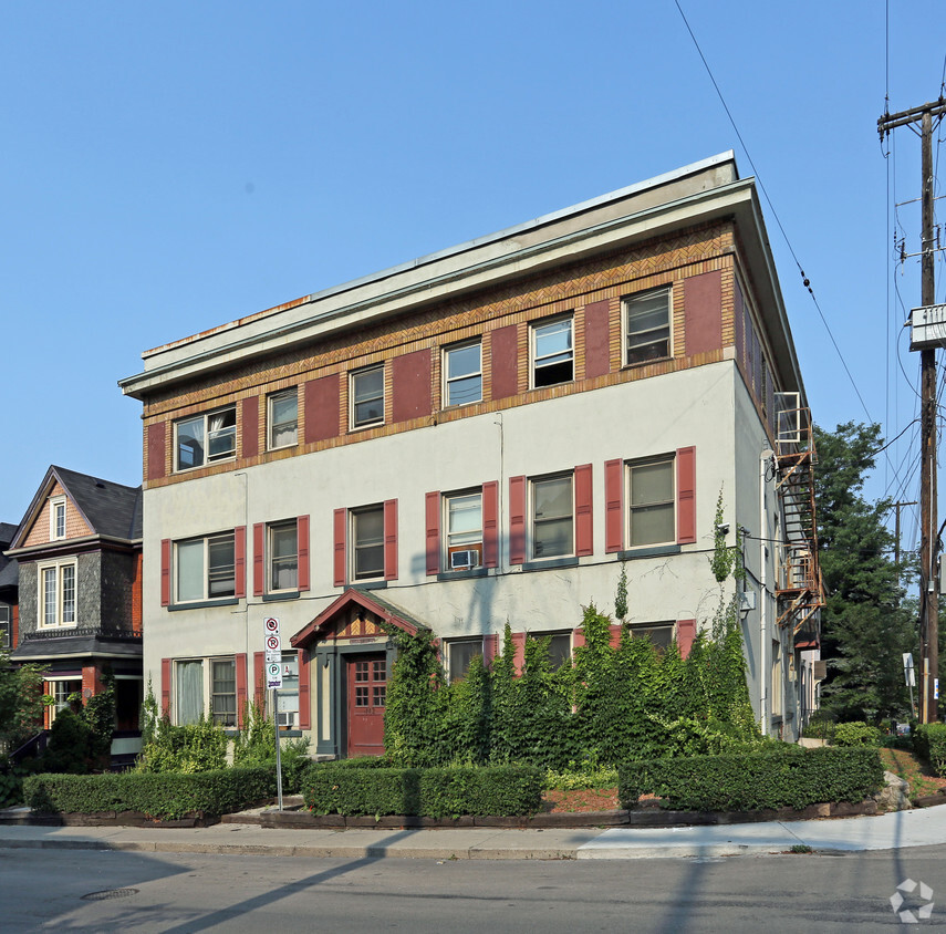 Primary Photo - 142 Caroline St S