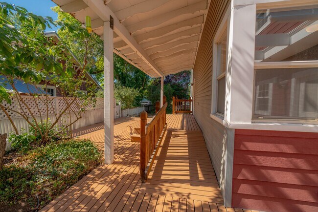 Building Photo - Spacious home close to CWU!