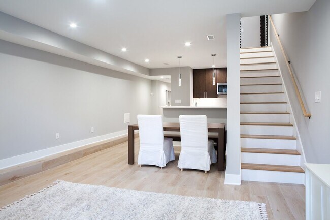 Foto del edificio - Stunning 1BR 1BA Lower Level in Spectacular Capitol Hill Townhome-Rent Incl Utilities