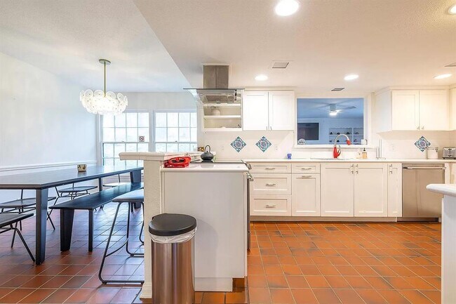Foto del edificio - 6106 Cherrylawn Cir
