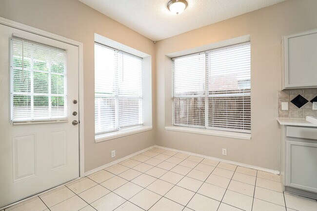 Foto del edificio - 3336 Raleigh Dr