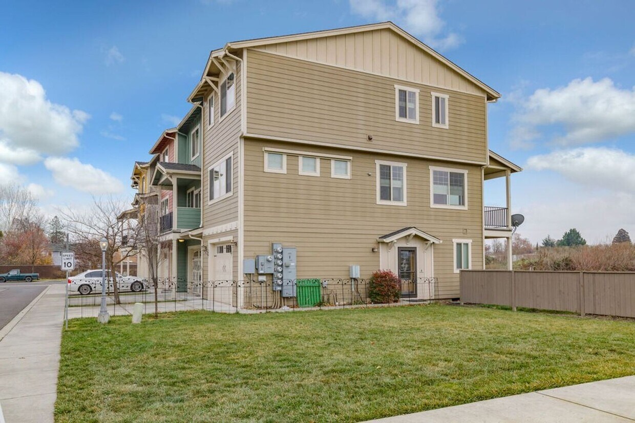 Primary Photo - Modern and Spacious Town Home for Rent