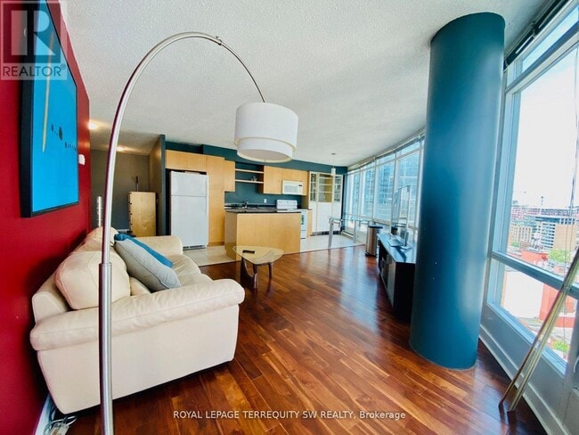 Building Photo - 373 Front St W