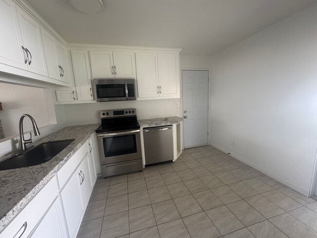 Building Photo - 8871 Palomar Ave