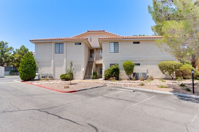 Foto del edificio - Remodeled 3-Bedroom Condo with Fireplace 8...