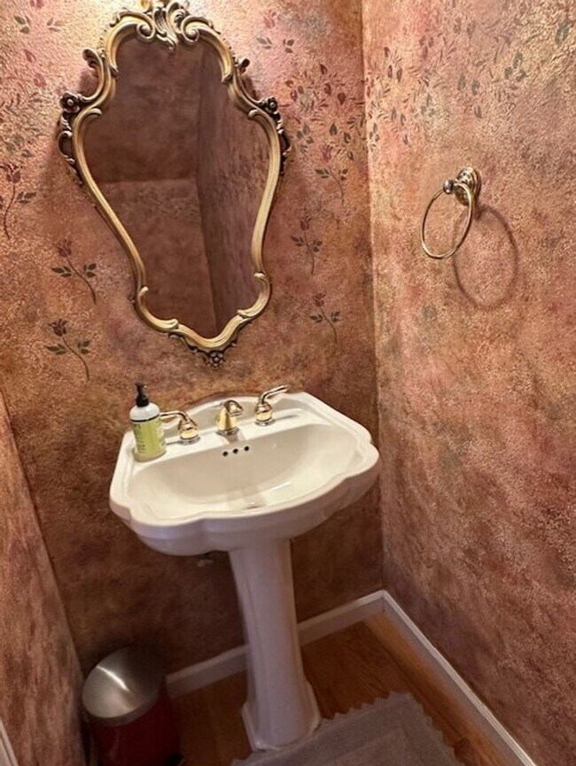 Foto del edificio - Custom-Built Home with Vaulted Ceilings and Daylight Basement