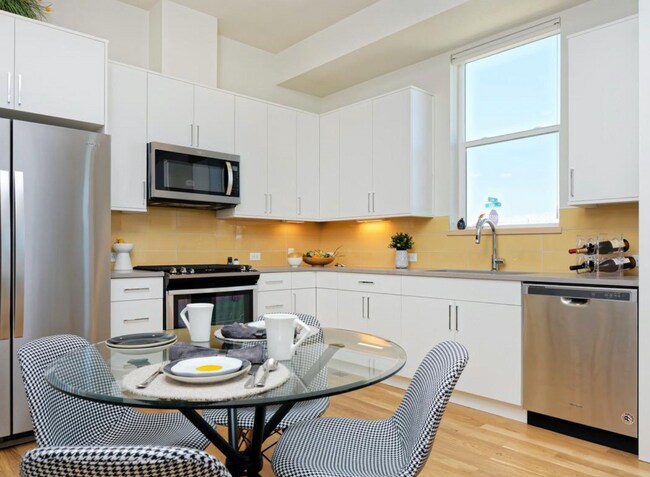 Foto del edificio - Pristine, West Facing Corner Unit in Lafay...