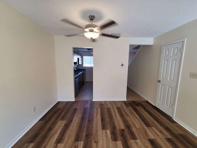 Building Photo - Cute 2 bedroom 1.5 bath 2-Story Townhome i...