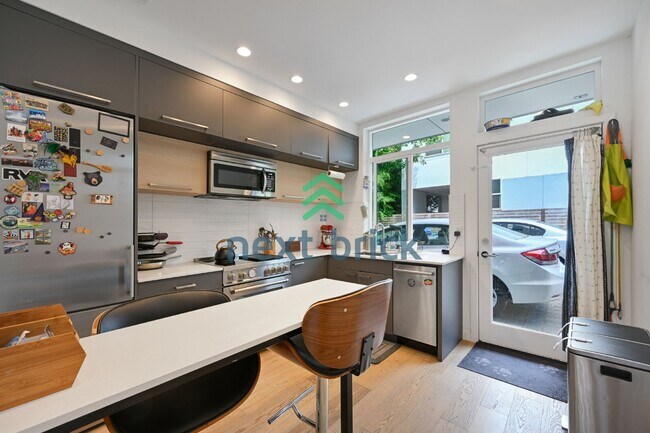 Foto del edificio - "Spacious 3-Bedroom Townhouse in Seattle's Vibrant Heart – 2 Full Baths & 1430 Sq Ft of Comfort!"