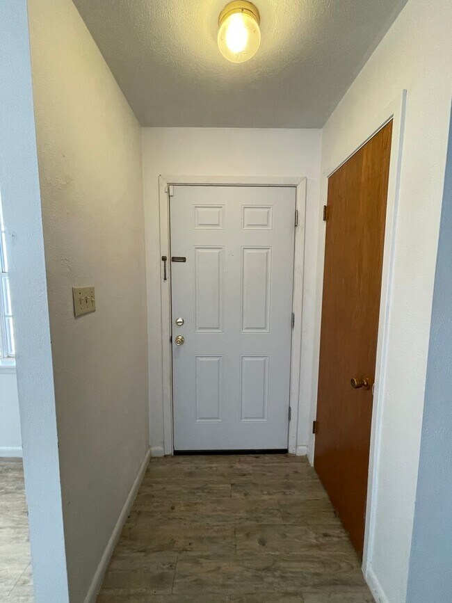 Building Photo - Spacious 2 Bed! - Cameo School District