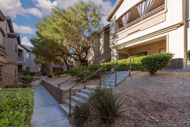 Foto del edificio - 1st floor unit in well maintained gated NW community with pool and spa