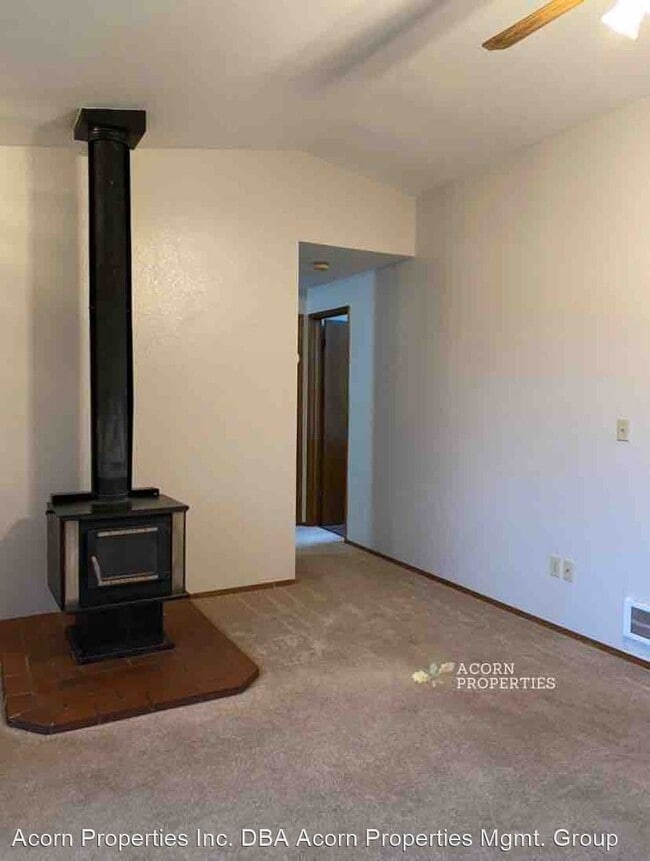 Building Photo - 3 br, 1 bath House - 386 NE Ernst St